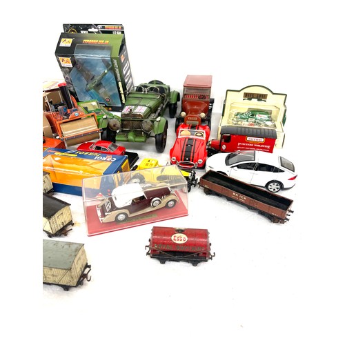 194 - Selection of vintage diecast cars, to include some later car models