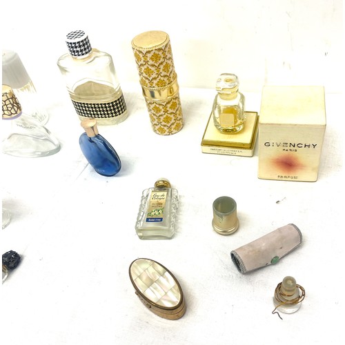 102 - Selection vintage perfume bottles, mostly empty to include Christian Dior, Givenchy, Guerlain Shalim... 