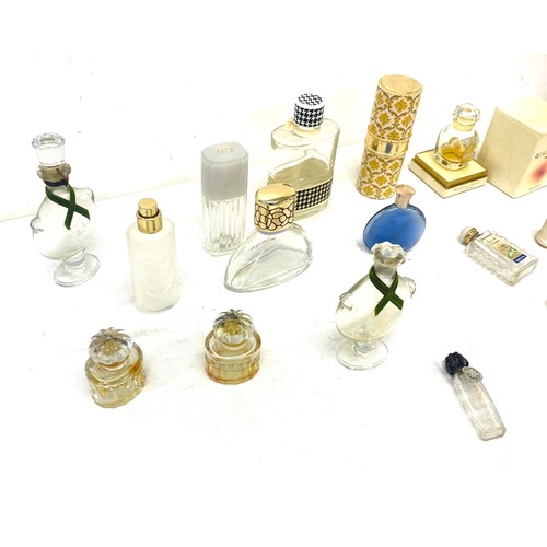 102 - Selection vintage perfume bottles, mostly empty to include Christian Dior, Givenchy, Guerlain Shalim... 