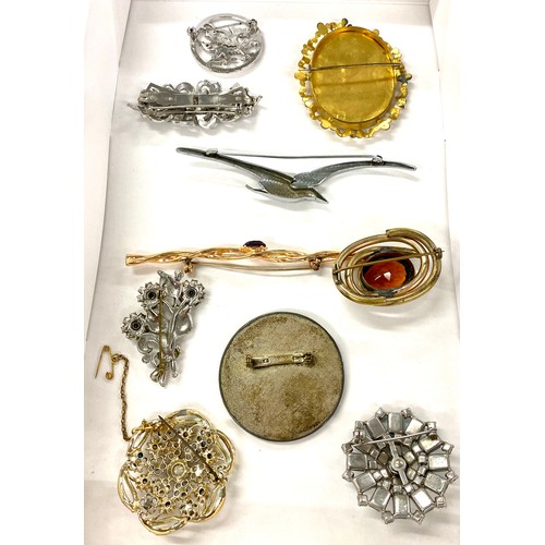 572 - Selection of vintage ladies costume brooches