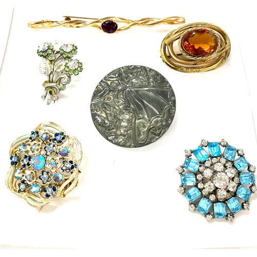 572 - Selection of vintage ladies costume brooches