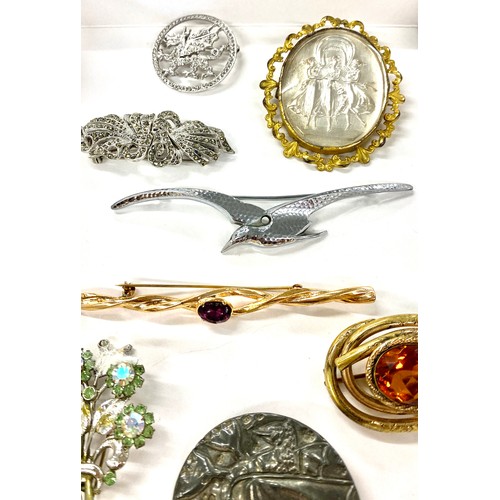 572 - Selection of vintage ladies costume brooches