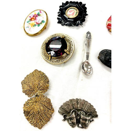 571 - Selection of vintage ladies costume brooches