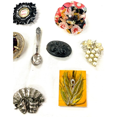 571 - Selection of vintage ladies costume brooches