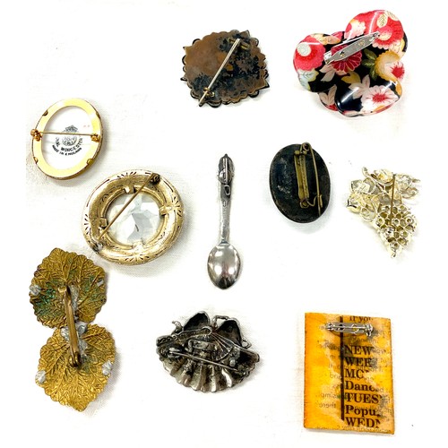 571 - Selection of vintage ladies costume brooches