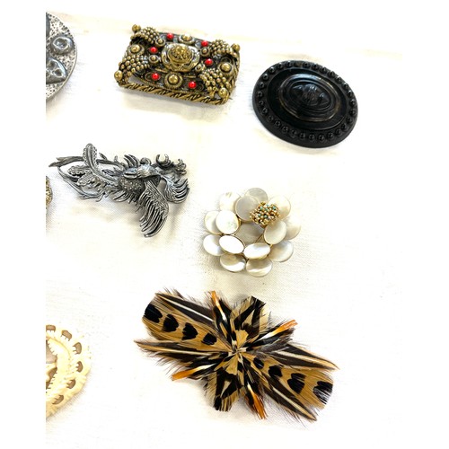 569 - Selection of vintage ladies costume brooches