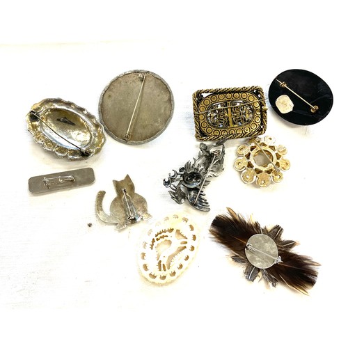 569 - Selection of vintage ladies costume brooches