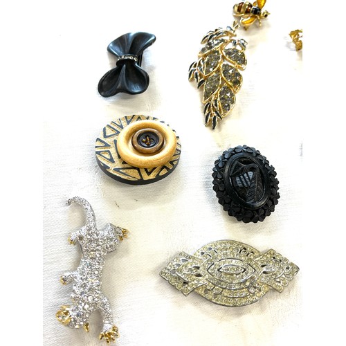 568 - Selection of vintage ladies costume brooches