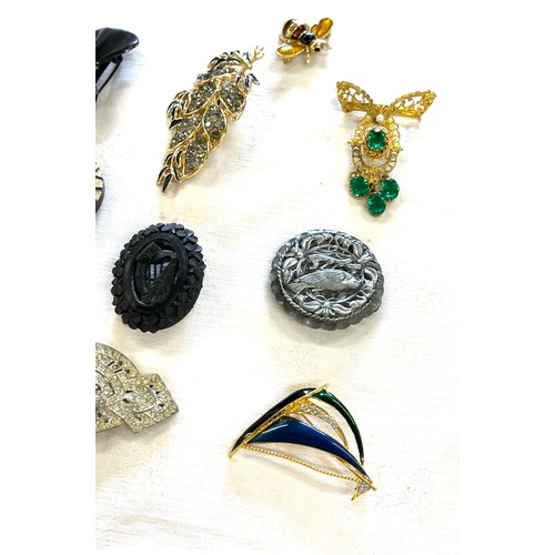 568 - Selection of vintage ladies costume brooches