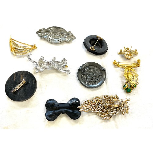 568 - Selection of vintage ladies costume brooches