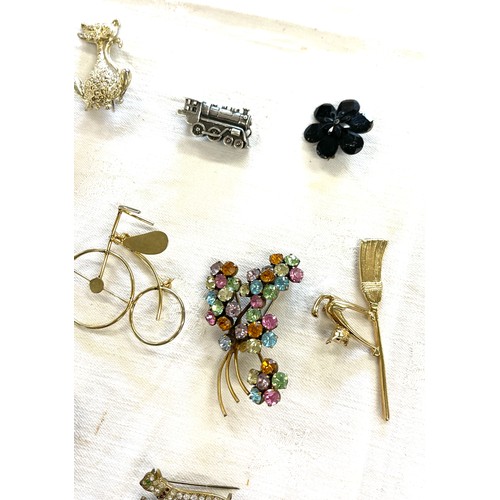 566 - Selection of vintage ladies costume brooches