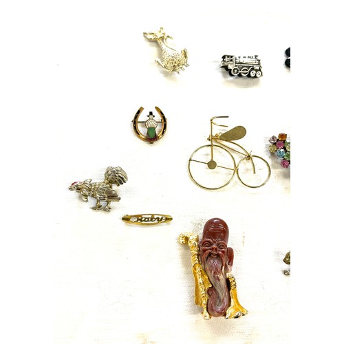 566 - Selection of vintage ladies costume brooches