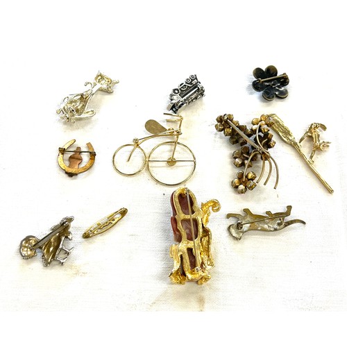 566 - Selection of vintage ladies costume brooches