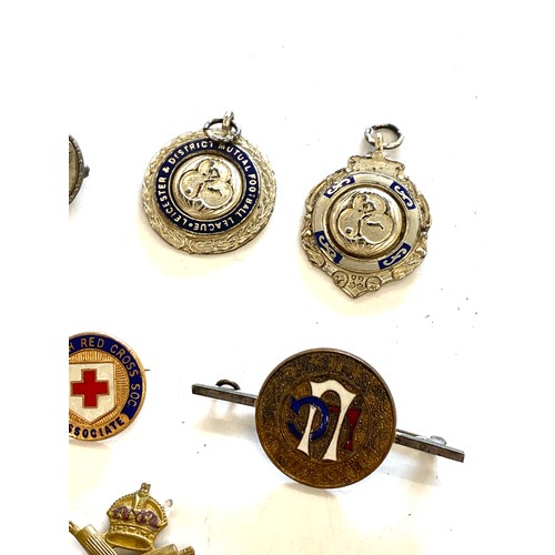 535 - Selection of vintage cap badges, medals, to include a silver badge etc