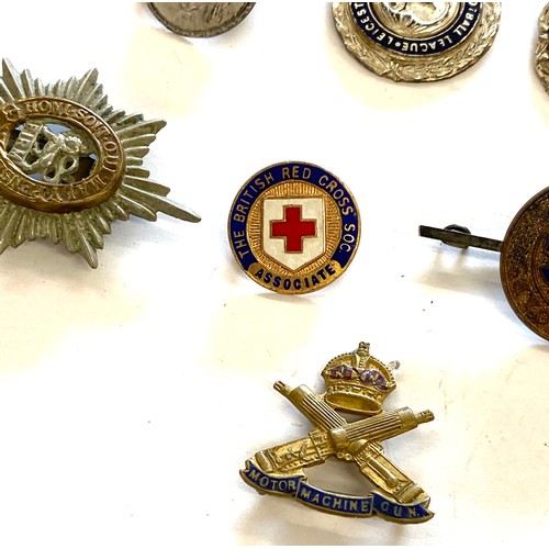 535 - Selection of vintage cap badges, medals, to include a silver badge etc