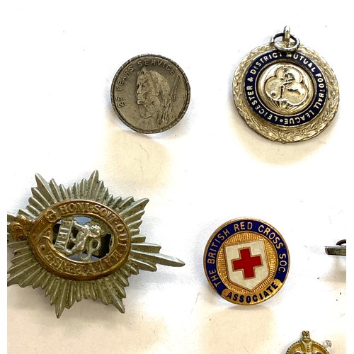 535 - Selection of vintage cap badges, medals, to include a silver badge etc