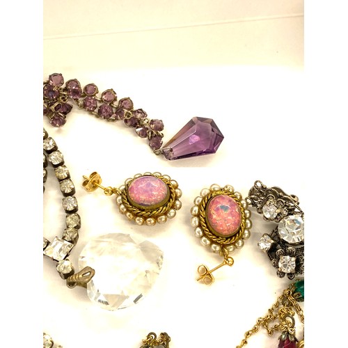 527 - Selection of vintage and later stone set jewellery