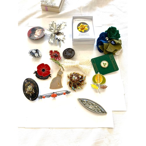 520 - Selection of vintage and later brooches, badges