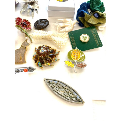 520 - Selection of vintage and later brooches, badges