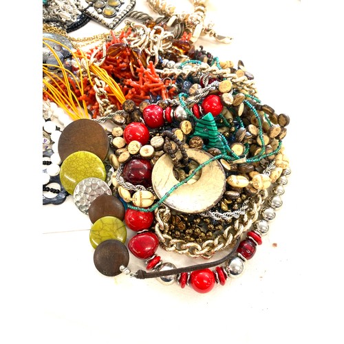 562 - Selection of ladies vintage and later costume jewellery to include necklaces, earrings, bracelets et... 