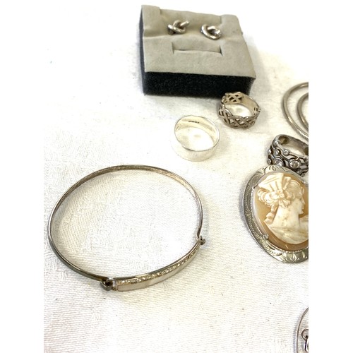 542 - Selection of silver and costume jewellery to include rings, necklaces etc