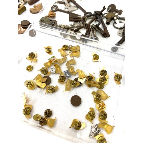 573 - Large selection of miscellaneous items to include brooches, keys, badges etc