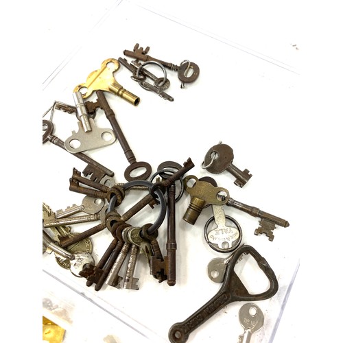 573 - Large selection of miscellaneous items to include brooches, keys, badges etc