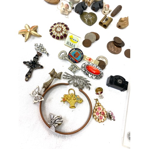 573 - Large selection of miscellaneous items to include brooches, keys, badges etc