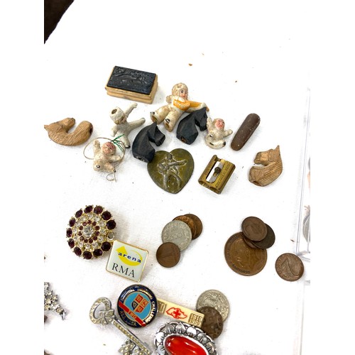 573 - Large selection of miscellaneous items to include brooches, keys, badges etc