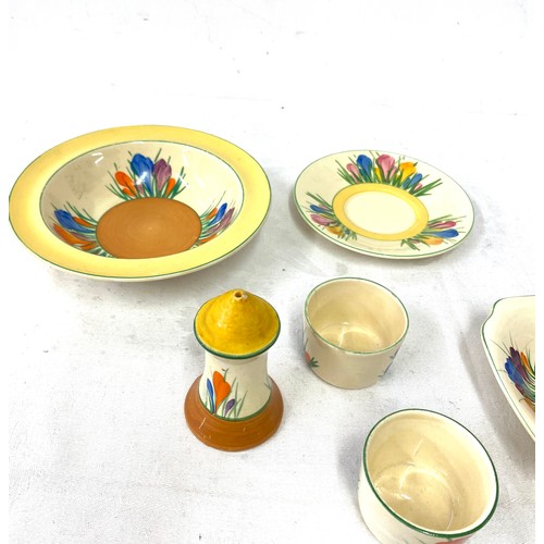 578 - 8 assorted pieces of Clarice Cliff Crocus pattern pottery