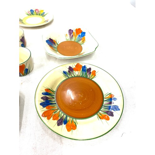 578 - 8 assorted pieces of Clarice Cliff Crocus pattern pottery