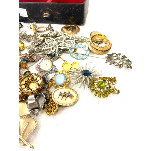 587 - Selection of vintage and later ladies costume jewellery