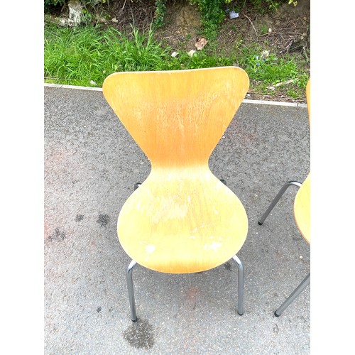 428 - A pair of bent plywood 1970s chrome legged chairs