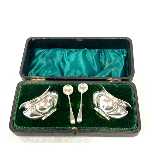 588 - Cased silver salts with spoons, approximate weight 46.2g