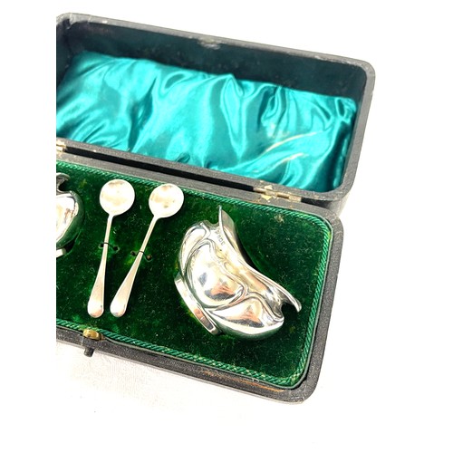 588 - Cased silver salts with spoons, approximate weight 46.2g