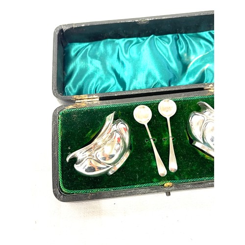 588 - Cased silver salts with spoons, approximate weight 46.2g