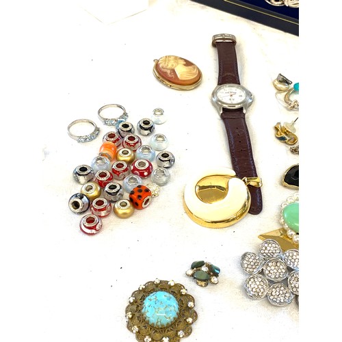 557 - Selection of silver and costume jewellery, includes Pandora etc