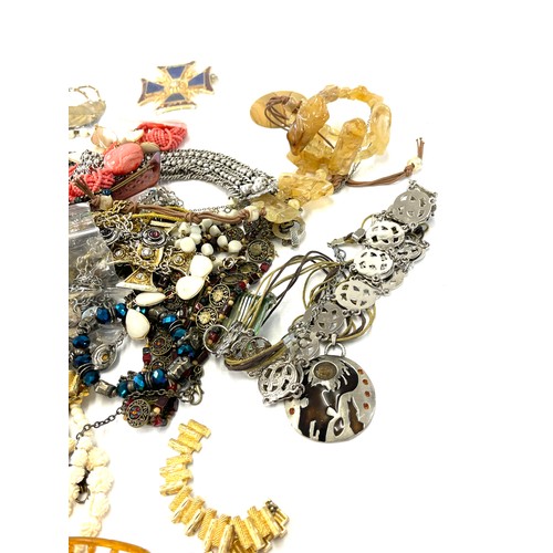 520 - Selection of vintage and later costume jewellery