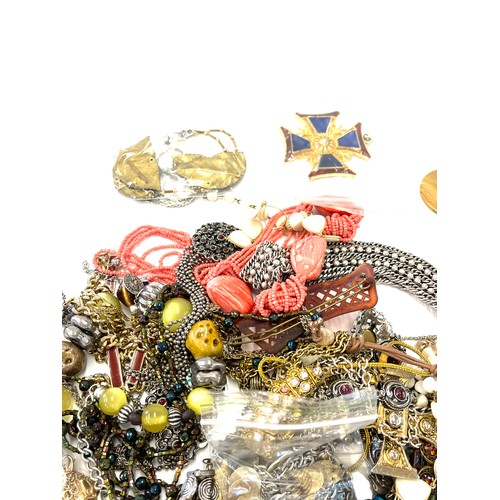 520 - Selection of vintage and later costume jewellery