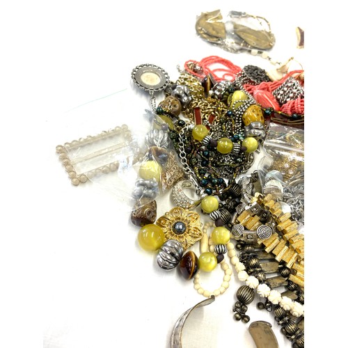 520 - Selection of vintage and later costume jewellery