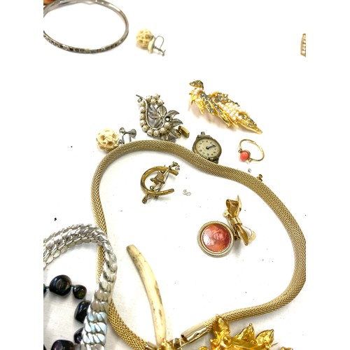 519 - Selection of vintage and later costume jewellery