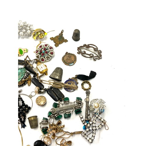 564 - Selection of mixed trinkets, brooches, silver pencil, medals etc