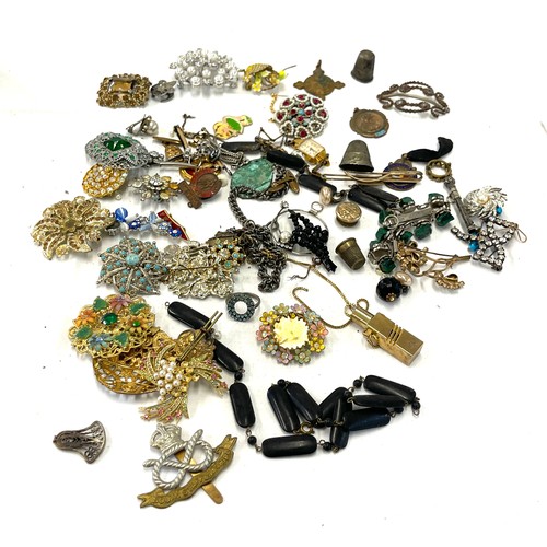 564 - Selection of mixed trinkets, brooches, silver pencil, medals etc