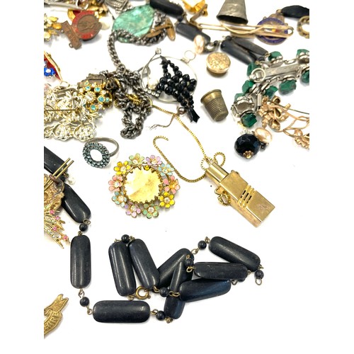 564 - Selection of mixed trinkets, brooches, silver pencil, medals etc