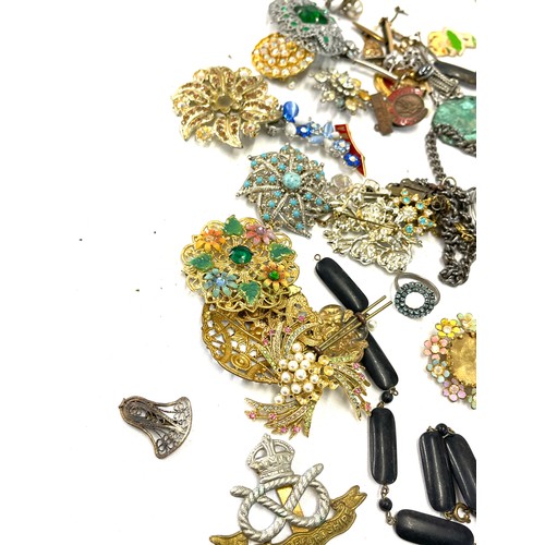 564 - Selection of mixed trinkets, brooches, silver pencil, medals etc