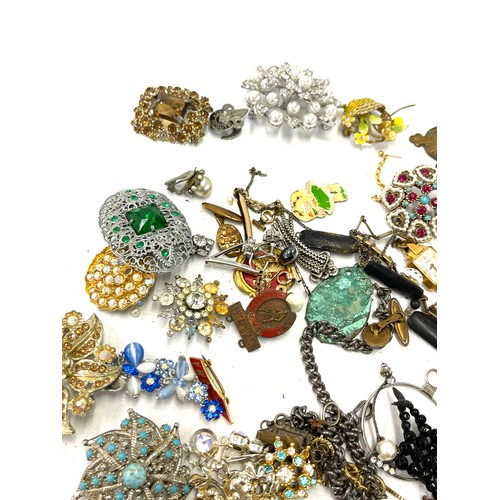 564 - Selection of mixed trinkets, brooches, silver pencil, medals etc