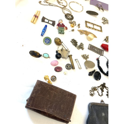 554 - Selection of vintage and later items to include brooches, fan, purses etc