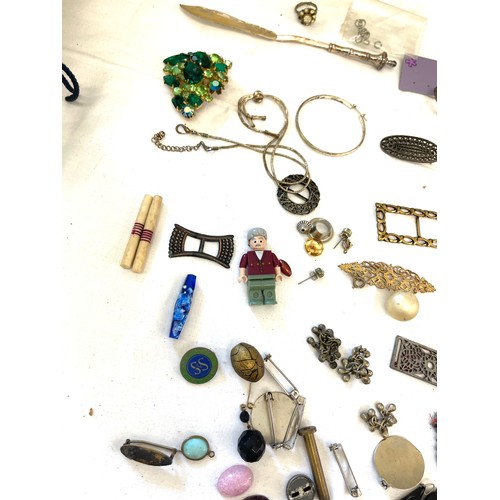 554 - Selection of vintage and later items to include brooches, fan, purses etc