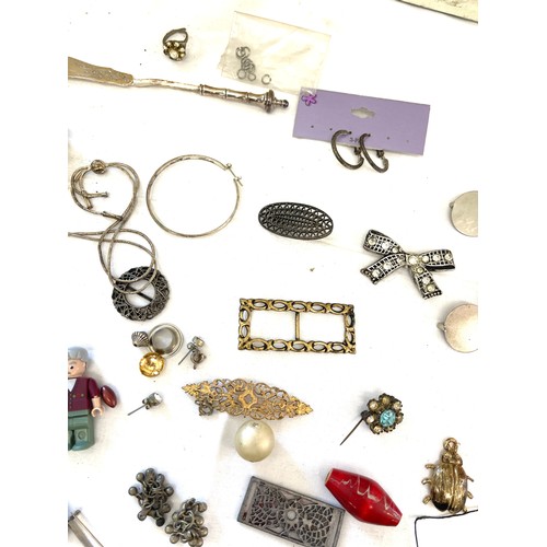 554 - Selection of vintage and later items to include brooches, fan, purses etc