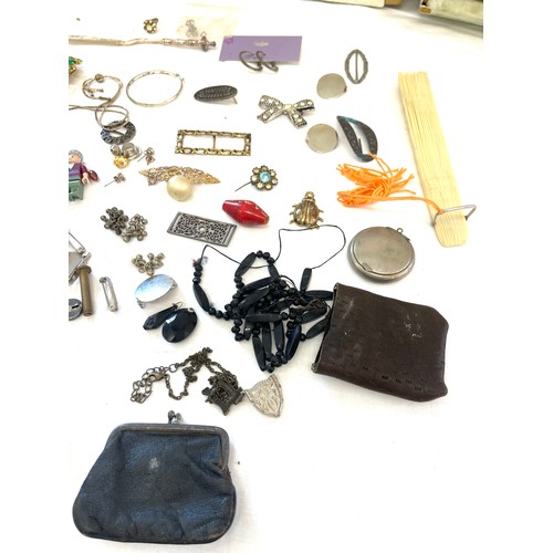 554 - Selection of vintage and later items to include brooches, fan, purses etc